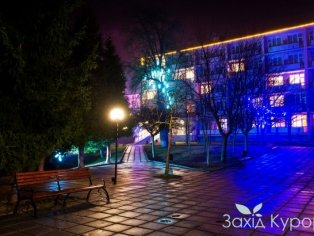 Санаторий "Поляна" - на территории в ночи